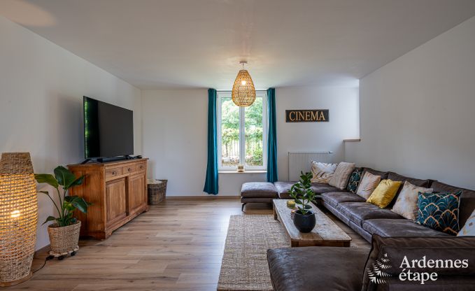 Ruim vakantiehuis voor 12 personen met 4 slaapkamers, 3 badkamers, jacuzzi, speelruimte en tuin