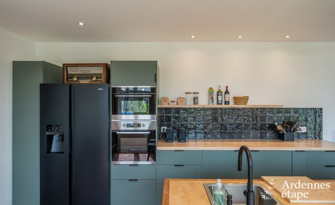 Ruim vakantiehuis voor 12 personen met 4 slaapkamers, 3 badkamers, jacuzzi, speelruimte en tuin