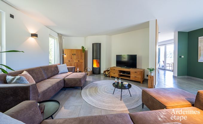 Ruime vakantiewoning in Houyet voor 12 personen met 5 slaapkamers, grote speelruimte en priv�terras