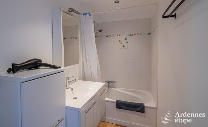 Ruime vakantiewoning in Houyet voor 12 personen met 5 slaapkamers, grote speelruimte en priv�terras