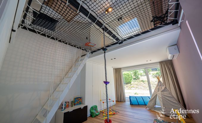 Ruime vakantiewoning in Houyet voor 12 personen met 5 slaapkamers, grote speelruimte en priv�terras