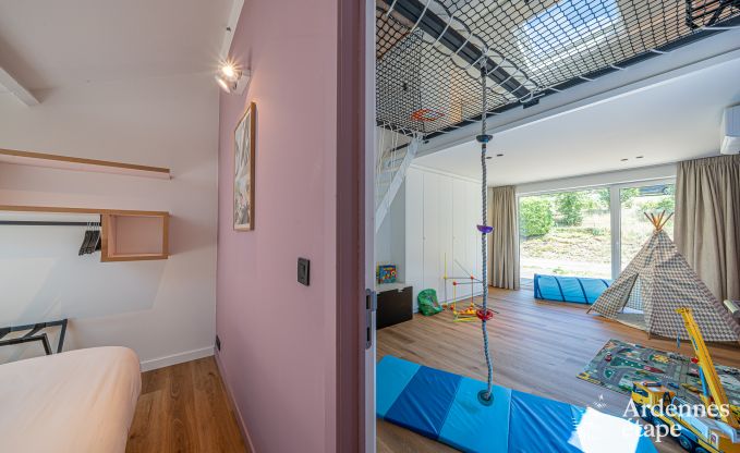 Ruime vakantiewoning in Houyet voor 12 personen met 5 slaapkamers, grote speelruimte en priv�terras