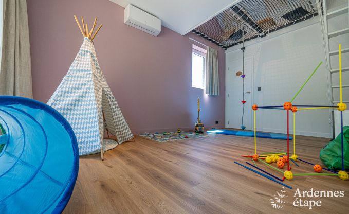 Ruime vakantiewoning in Houyet voor 12 personen met 5 slaapkamers, grote speelruimte en priv�terras