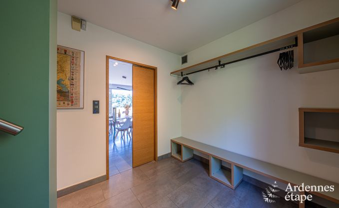 Ruime vakantiewoning in Houyet voor 12 personen met 5 slaapkamers, grote speelruimte en priv�terras