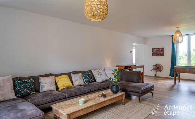 Ruim vakantiehuis voor 12 personen met 4 slaapkamers, 3 badkamers, jacuzzi, speelruimte en tuin