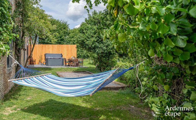 Ruim vakantiehuis voor 12 personen met 4 slaapkamers, 3 badkamers, jacuzzi, speelruimte en tuin