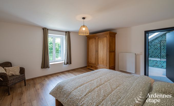 Ruim vakantiehuis voor 12 personen met 4 slaapkamers, 3 badkamers, jacuzzi, speelruimte en tuin