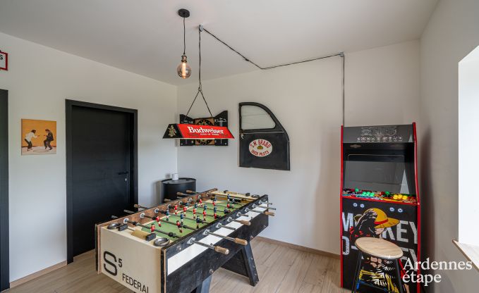 Ruim vakantiehuis voor 12 personen met 4 slaapkamers, 3 badkamers, jacuzzi, speelruimte en tuin