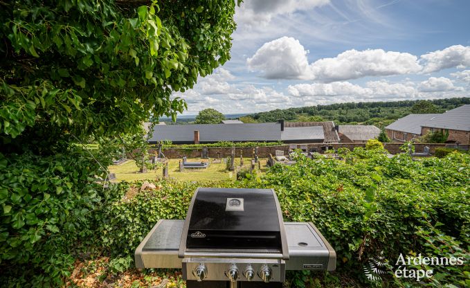 Ruim vakantiehuis voor 12 personen met 4 slaapkamers, 3 badkamers, jacuzzi, speelruimte en tuin