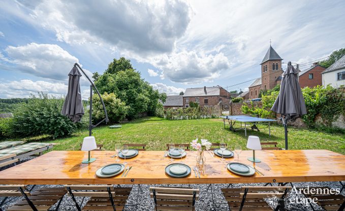 Ruim vakantiehuis voor 12 personen met 4 slaapkamers, 3 badkamers, jacuzzi, speelruimte en tuin