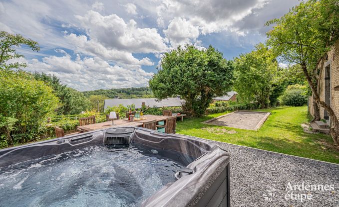 Ruim vakantiehuis voor 12 personen met 4 slaapkamers, 3 badkamers, jacuzzi, speelruimte en tuin