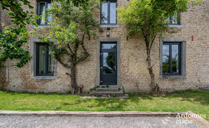 Ruim vakantiehuis voor 12 personen met 4 slaapkamers, 3 badkamers, jacuzzi, speelruimte en tuin