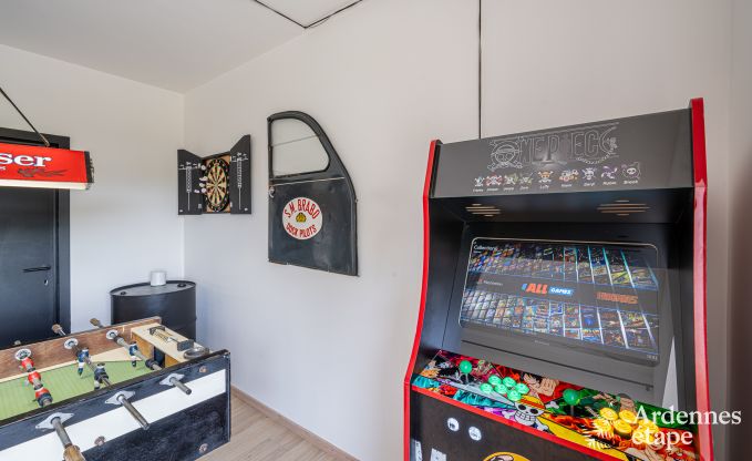 Ruim vakantiehuis voor 12 personen met 4 slaapkamers, 3 badkamers, jacuzzi, speelruimte en tuin