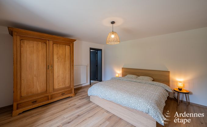 Ruim vakantiehuis voor 12 personen met 4 slaapkamers, 3 badkamers, jacuzzi, speelruimte en tuin