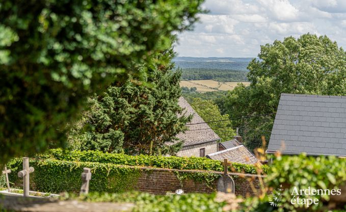 Ruim vakantiehuis voor 12 personen met 4 slaapkamers, 3 badkamers, jacuzzi, speelruimte en tuin
