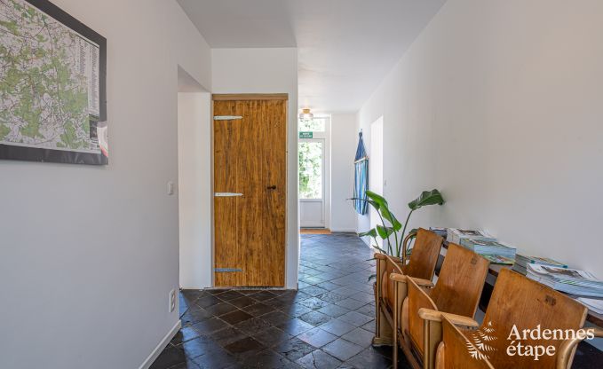 Ruim vakantiehuis voor 12 personen met 4 slaapkamers, 3 badkamers, jacuzzi, speelruimte en tuin