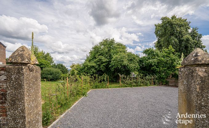 Ruim vakantiehuis voor 12 personen met 4 slaapkamers, 3 badkamers, jacuzzi, speelruimte en tuin