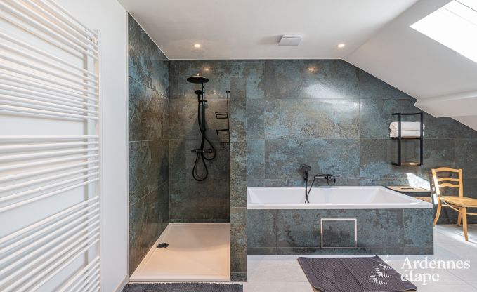 Ruim vakantiehuis voor 12 personen met 4 slaapkamers, 3 badkamers, jacuzzi, speelruimte en tuin