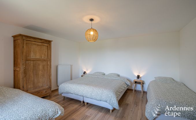 Ruim vakantiehuis voor 12 personen met 4 slaapkamers, 3 badkamers, jacuzzi, speelruimte en tuin