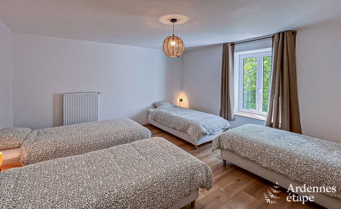 Ruim vakantiehuis voor 12 personen met 4 slaapkamers, 3 badkamers, jacuzzi, speelruimte en tuin