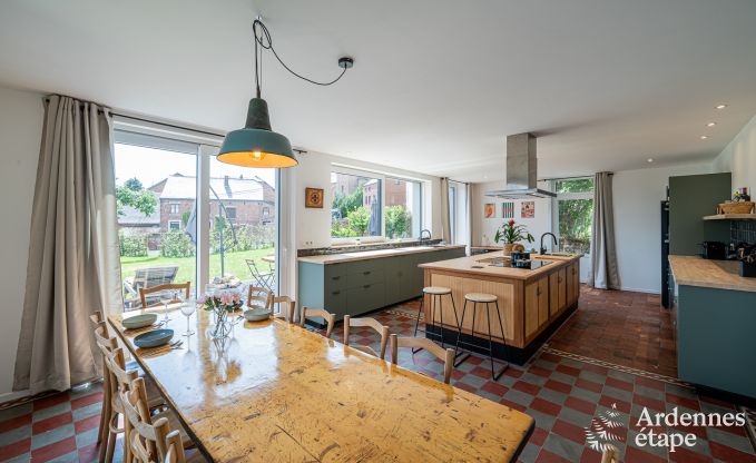 Ruim vakantiehuis voor 12 personen met 4 slaapkamers, 3 badkamers, jacuzzi, speelruimte en tuin