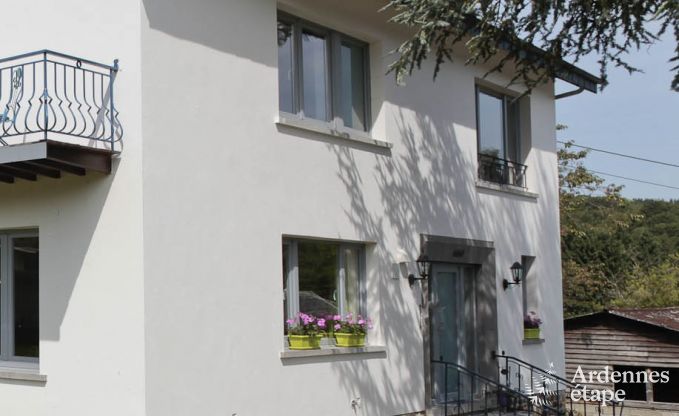 Ruime vakantiewoning voor 8 personen in La Roche-En-Ardenne met 4 slaapkamers, 4 badkamers, houtkachel, priv�tuin en garage