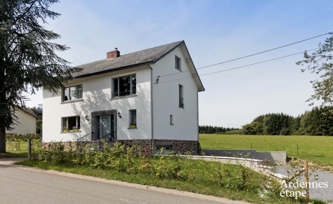 Ruime vakantiewoning voor 8 personen in La Roche-En-Ardenne met 4 slaapkamers, 4 badkamers, houtkachel, priv�tuin en garage