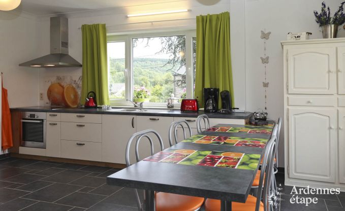 Ruime vakantiewoning voor 8 personen in La Roche-En-Ardenne met 4 slaapkamers, 4 badkamers, houtkachel, priv�tuin en garage