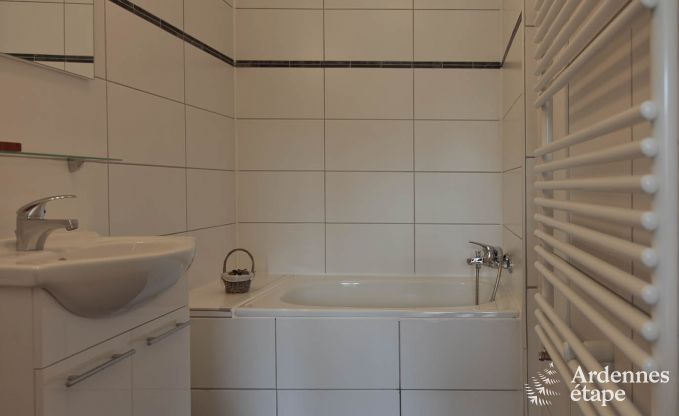 Ruime vakantiewoning voor 8 personen in La Roche-En-Ardenne met 4 slaapkamers, 4 badkamers, houtkachel, priv�tuin en garage