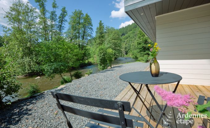 Ruime chalet aan het water voor 6 personen met houtkachel, barbecue en privterras in La Roche-en-Ardenne