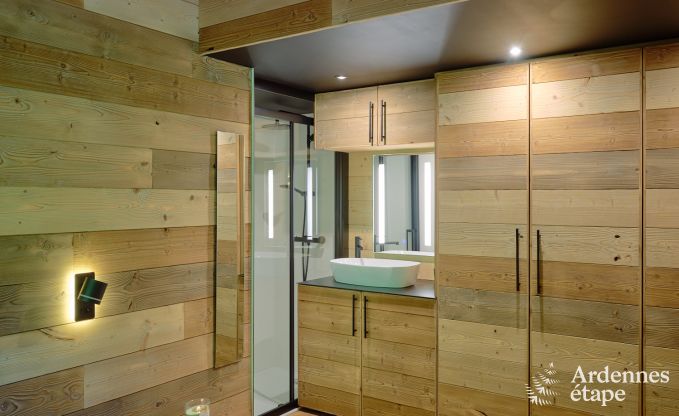 Ruime chalet aan het water voor 6 personen met houtkachel, barbecue en privterras in La Roche-en-Ardenne