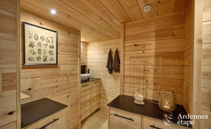 Ruime chalet aan het water voor 6 personen met houtkachel, barbecue en privterras in La Roche-en-Ardenne