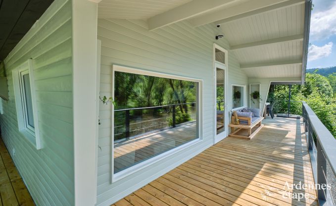 Ruime chalet aan het water voor 6 personen met houtkachel, barbecue en privterras in La Roche-en-Ardenne