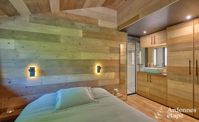 Ruime chalet aan het water voor 6 personen met houtkachel, barbecue en privterras in La Roche-en-Ardenne