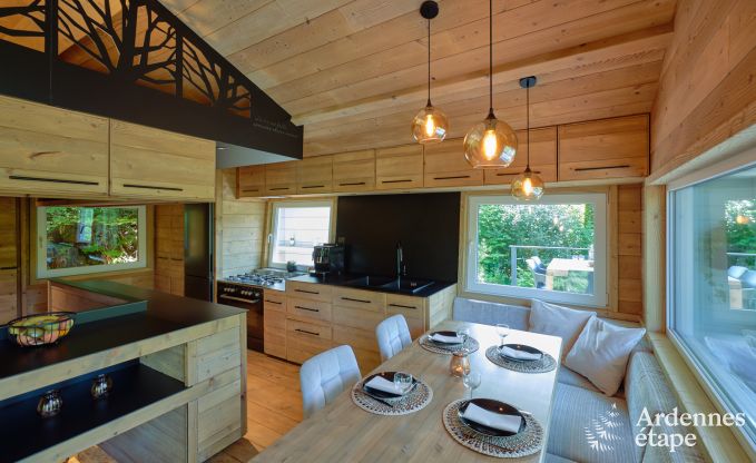 Ruime chalet aan het water voor 6 personen met houtkachel, barbecue en privterras in La Roche-en-Ardenne