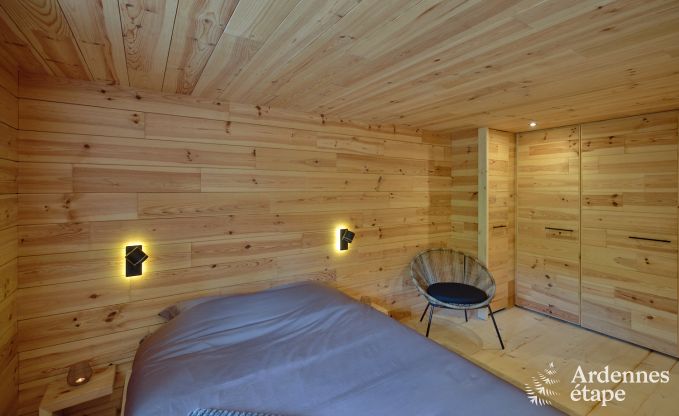 Ruime chalet aan het water voor 6 personen met houtkachel, barbecue en privterras in La Roche-en-Ardenne