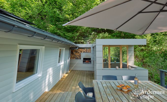 Ruime chalet aan het water voor 6 personen met houtkachel, barbecue en privterras in La Roche-en-Ardenne