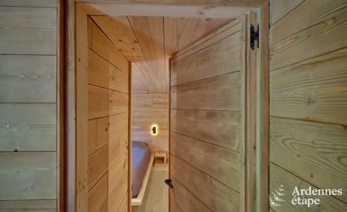 Ruime chalet aan het water voor 6 personen met houtkachel, barbecue en privterras in La Roche-en-Ardenne