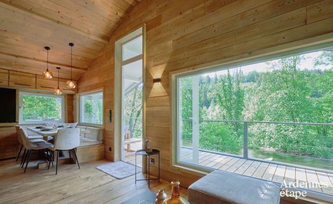 Ruime chalet aan het water voor 6 personen met houtkachel, barbecue en privterras in La Roche-en-Ardenne