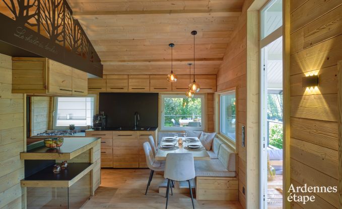 Ruime chalet aan het water voor 6 personen met houtkachel, barbecue en priv�terras in La Roche-en-Ardenne