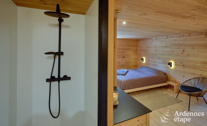 Ruime chalet aan het water voor 6 personen met houtkachel, barbecue en priv�terras in La Roche-en-Ardenne