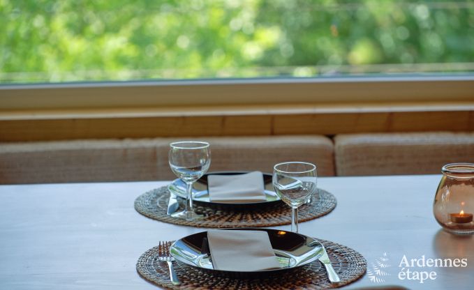Ruime chalet aan het water voor 6 personen met houtkachel, barbecue en priv�terras in La Roche-en-Ardenne