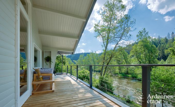 Ruime chalet aan het water voor 6 personen met houtkachel, barbecue en priv�terras in La Roche-en-Ardenne