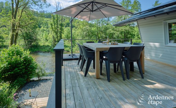 Ruime chalet aan het water voor 6 personen met houtkachel, barbecue en priv�terras in La Roche-en-Ardenne