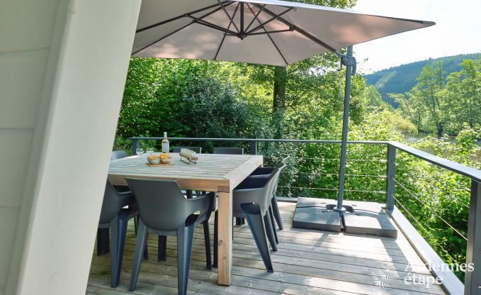 Ruime chalet aan het water voor 6 personen met houtkachel, barbecue en priv�terras in La Roche-en-Ardenne