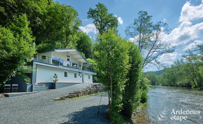 Ruime chalet aan het water voor 6 personen met houtkachel, barbecue en priv�terras in La Roche-en-Ardenne