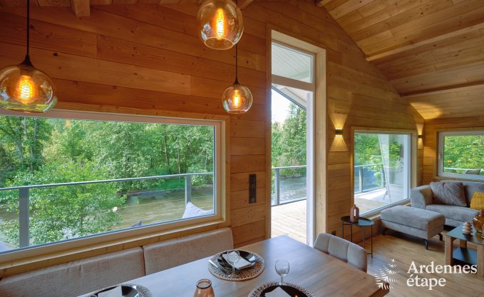 Ruime chalet aan het water voor 6 personen met houtkachel, barbecue en priv�terras in La Roche-en-Ardenne