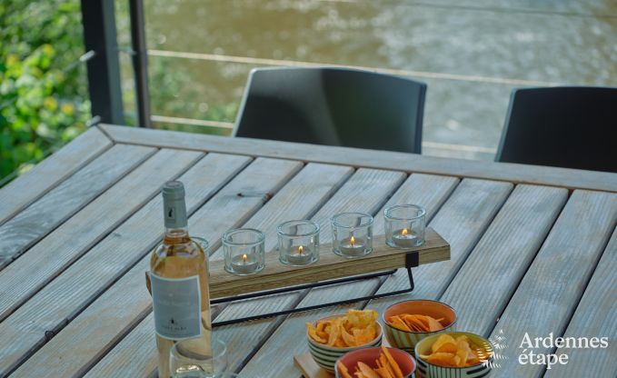 Ruime chalet aan het water voor 6 personen met houtkachel, barbecue en priv�terras in La Roche-en-Ardenne