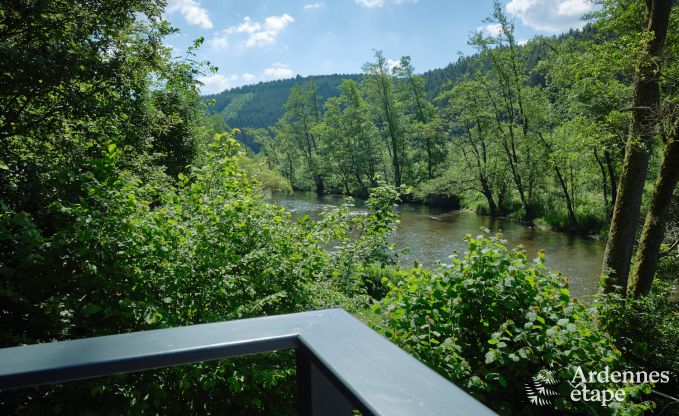 Ruime chalet aan het water voor 6 personen met houtkachel, barbecue en priv�terras in La Roche-en-Ardenne