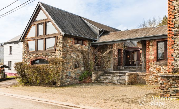 Groot vakantiehuis in Libramont-Chevigny, 42 personen, 15 slaapkamers, speelkamer, tuin met barbecue, gelegen in de Ardennen